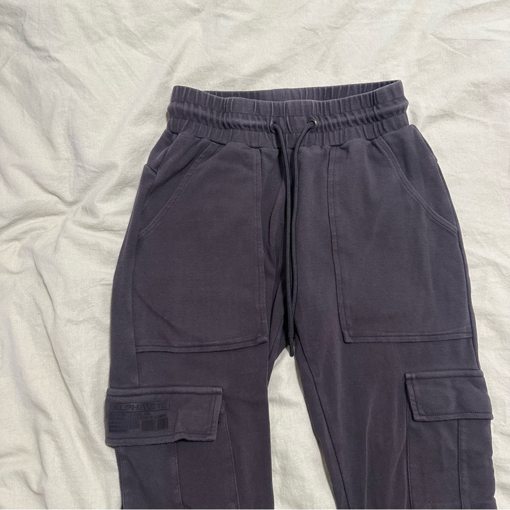 Alphalete Women’s Identity cargo joggers 
Size XS